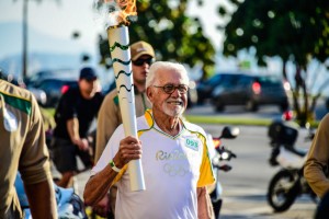 Revezamento da Tocha Olímpica Rio2016 - Odilon Martins, condutor Bradesco durante Revezamento da Tocha Olímpica na cidade de Florianópolis (SC) - 10.07.16 - Revezamento da Tocha Olímpica Rio2016. foto: BRADESCO/William Lucas - Brasil - sc - Florianópolis - - - www.inovafoto.com.br - id:113026